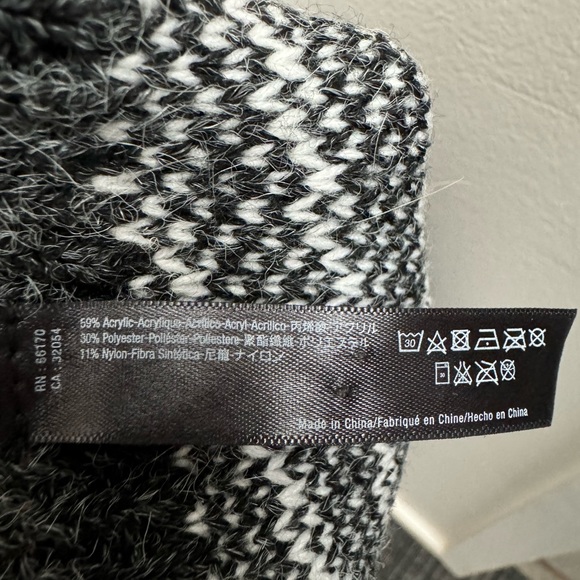 🍁 Women’s Urban Outfitters Black and Brown Sweater Shrug Poncho with Tassels 🍁 - Picture 5 of 5